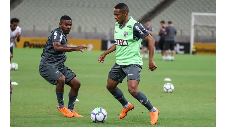 Marquinhos (esq) disputa bola com Elias
