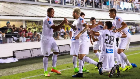 Jogadores do Santos comemoram gol na Vila Belmiro (Foto: Marcello Zambrana/AGIF)