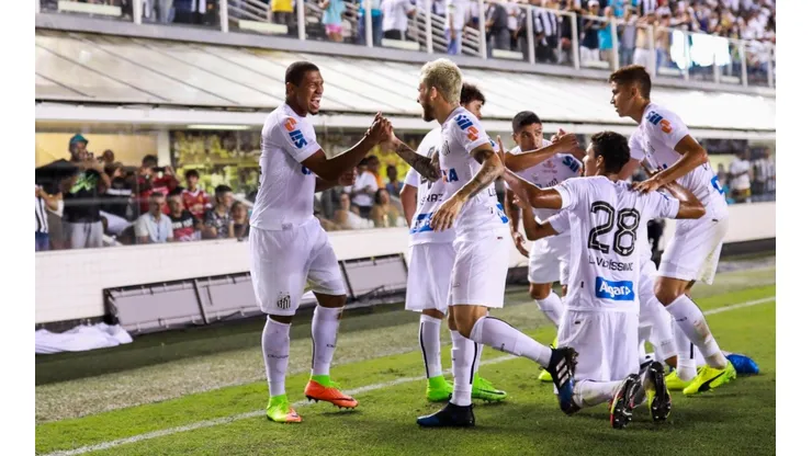 Jogadores do Santos comemoram gol na Vila Belmiro (Foto: Marcello Zambrana/AGIF)