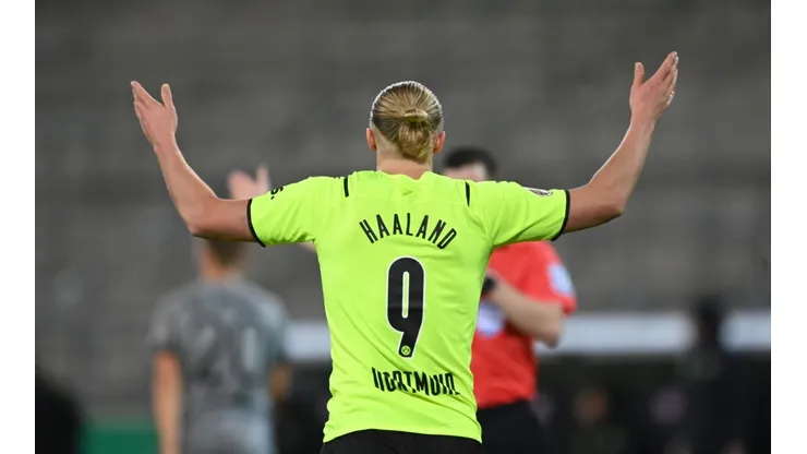 FC St Pauli v Borussia Dortmund - DFB Cup: Round of Sixteen