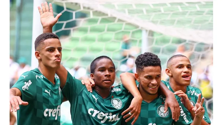 Jogadores do Palmeiras comemoram gol na decisão da Copinha (Foto: Marcello Zambrana/AGIF)