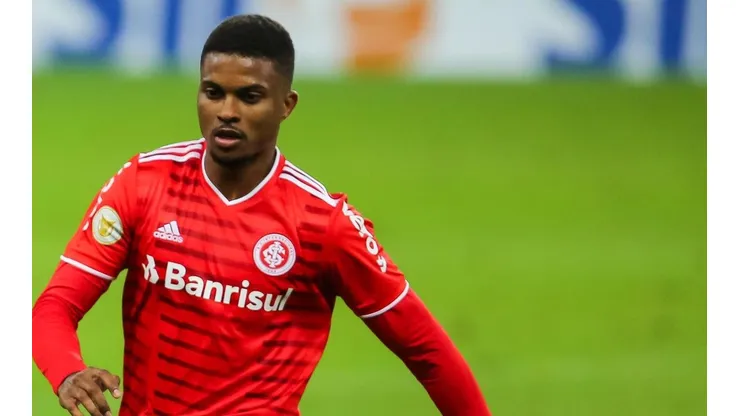 Lucas Ribeiro passou pelo Internacional entre 2020 e 2021 (Foto: Pedro H. Tesch/AGIF)