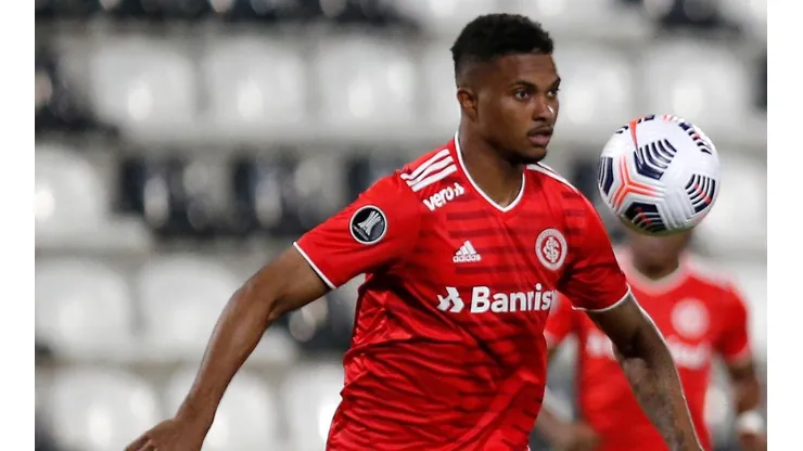 Lucas Ribeiro, em campo pelo Internacional (Foto: Getty Images)