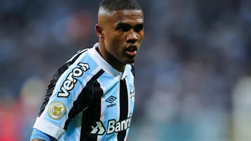 Douglas Costa, atacante do Grêmio (Foto: Pedro H. Tesch/AGIF)