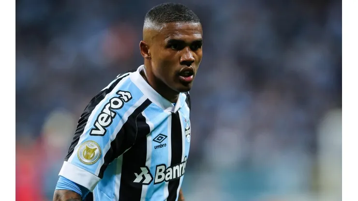 Douglas Costa, atacante do Grêmio (Foto: Pedro H. Tesch/AGIF)