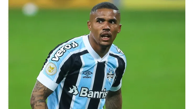 Douglas Costa não está mais nos planos do São Paulo (Foto: Pedro H. Tesch/AGIF)