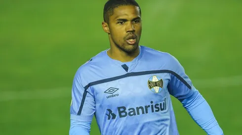 Douglas Costa disputou a última temporada pelo Grêmio (Foto: Pedro H. Tesch/AGIF)