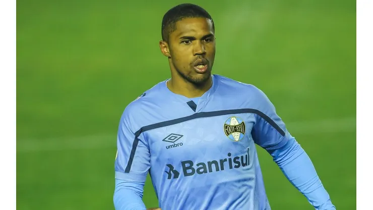 Douglas Costa disputou a última temporada pelo Grêmio (Foto: Pedro H. Tesch/AGIF)
