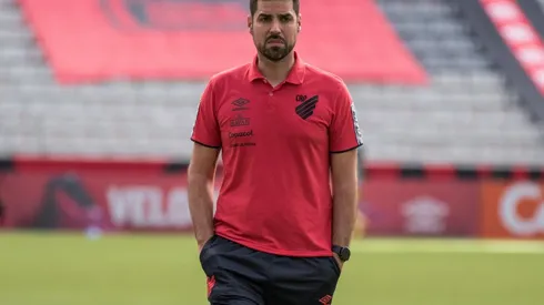 Antônio Olveira, ex-treinador do Athletico é o favorito para assumir comando do Cruzeiro