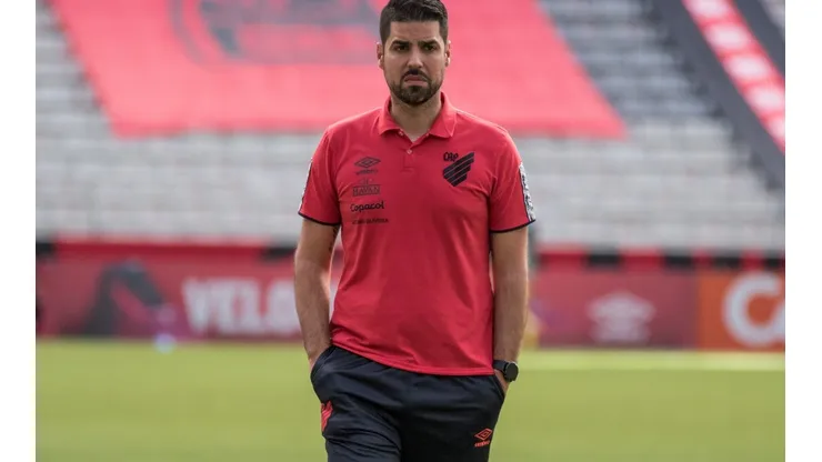 Antônio Olveira, ex-treinador do Athletico é o favorito para assumir comando do Cruzeiro