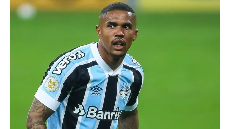 Douglas Costa disputou a última temporada pelo Grêmio (Foto: Pedro H. Tesch/AGIF)