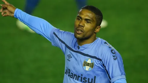 Douglas Costa disputou o último Brasileirão pelo Grêmio (Foto: Pedro H. Tesch/AGIF)