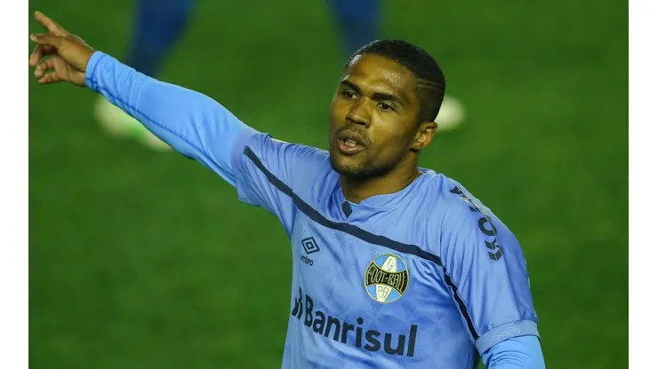 Douglas Costa disputou o último Brasileirão pelo Grêmio (Foto: Pedro H. Tesch/AGIF)