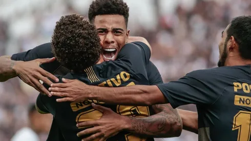 André Luís comemora gol com os companheiros (Foto: Marcello Zambrana/AGIF)