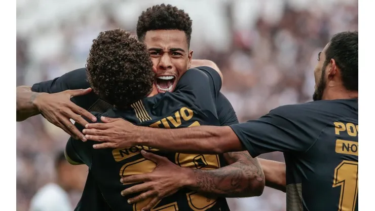 André Luís comemora gol com os companheiros (Foto: Marcello Zambrana/AGIF)