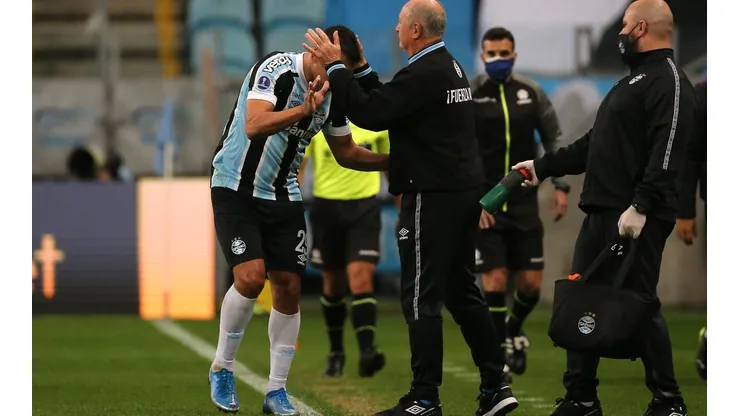 Gremio v Liga Deportiva Universitaria - Copa CONMEBOL Sudamericana 2021