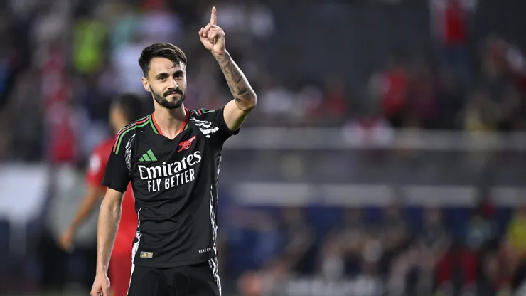 Fábio Vieira em jogo do Arsenal. Jogador é alvo do Bayern de Munique. Foto: Orlando Ramirez/Getty Images