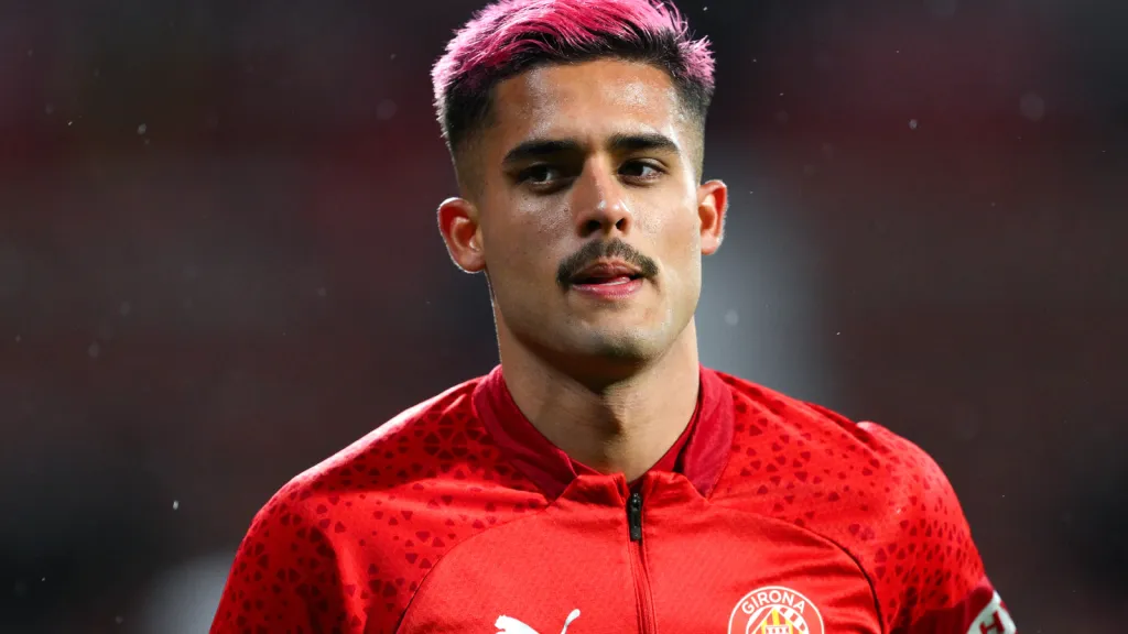 Flick vê chegada de Yan Couto com bons olhos no Barcelona. (Foto: David Ramos/Getty Images)