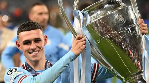 Phil Foden com a taça da Premier League. Foto: Amir Hosseini / Borna News
