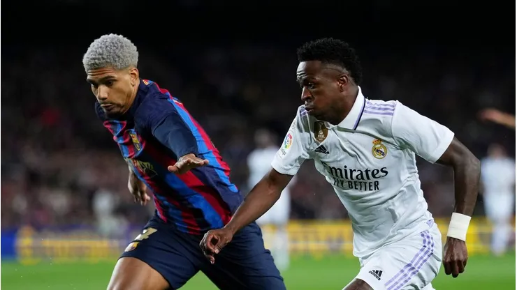 Ronald Araújo e Vini Jr disputam jogada no El Clásico. Foto: Alex Caparros/Getty Images