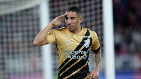 Christian durante a celebração de seu gol, na partida de ida entre Cerro Porteño e Athletico Paranaense. (Associated Press / Alamy Stock Photo)
