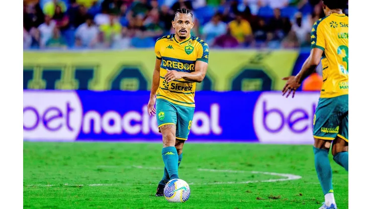 Fernando Sobral em ação durante a partida entre Cuiabá e Fluminense, pelo Brasileirão. (Sipa US / Alamy Stock Photo)