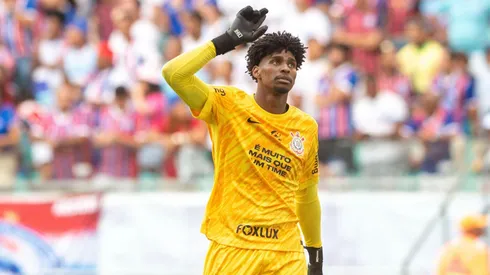 Hugo Souza comemora uma defesa no duelo entre Bahia e Corinthians no Brasileirão. (Associated Press / Alamy Stock Photo)