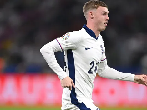 Cole Palmer, da Inglaterra, tem bandeira de outro país em sua chuteira