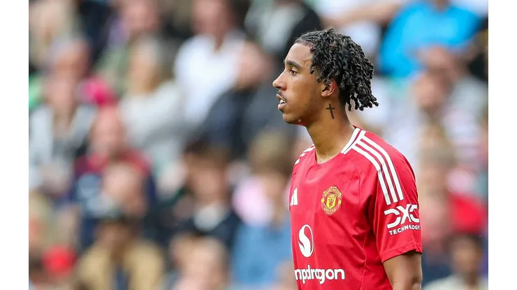 Manchester United: Leny Yoro revela que ídolo do clube o convenceu a assinar.