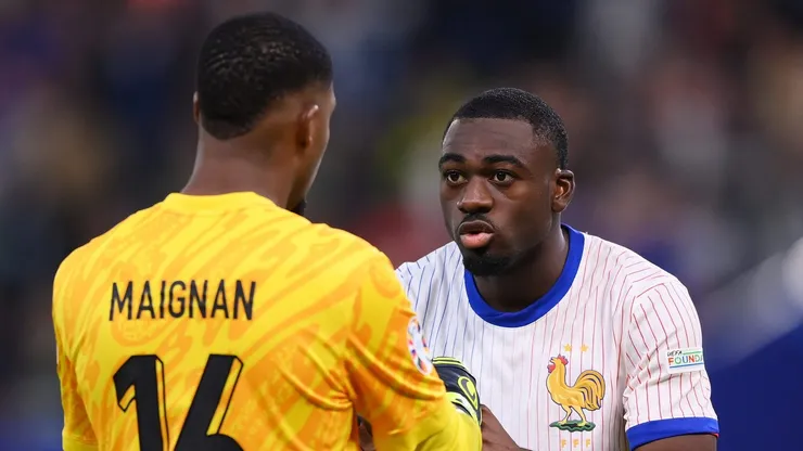 Youssouf Fofana, da França, interage com o companheiro de equipe Mike Maignan (Photo by Justin Setterfield/Getty Images)