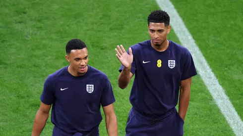 Arnold e Jude Bellingham em dupla na Inglaterra. Foto: Alex Grimm/Getty Images