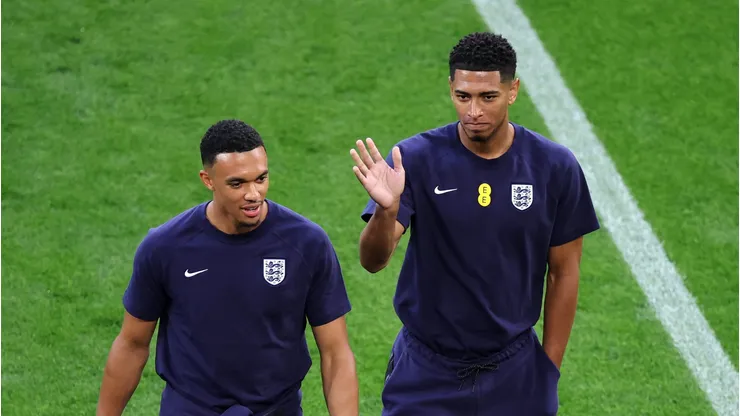 Arnold e Jude Bellingham em dupla na Inglaterra. Foto: Alex Grimm/Getty Images