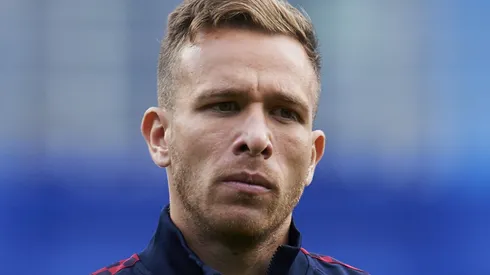 Campeão brasileiro tenta a contratação do meio-campista Arthur, ex-Barcelona (Photo by Juan Manuel Serrano Arce/Getty Images)
