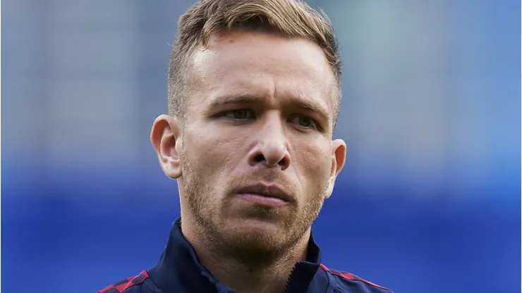 Campeão brasileiro tenta a contratação do meio-campista Arthur, ex-Barcelona (Photo by Juan Manuel Serrano Arce/Getty Images)