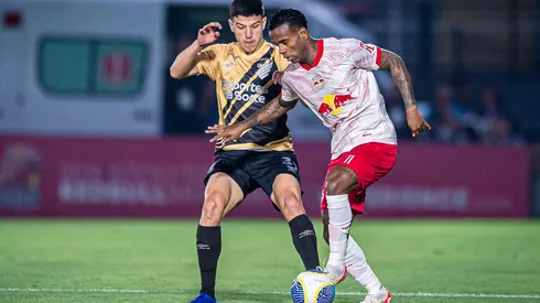 Helinho tenta se desvencilhar da marcação no duelo entre RB Bragantino e Athletico Paranaense, pelo Brasileirão. (Sipa US / Alamy Stock Photo)