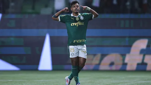 Gabriel Menino comemora o seu gol, na partida entre Palmeiras e Cruzeiro no Brasileirão. (Associated Press / Alamy Stock Photo)