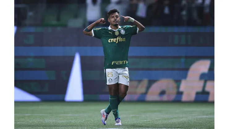 Gabriel Menino comemora o seu gol, na partida entre Palmeiras e Cruzeiro no Brasileirão. (Associated Press / Alamy Stock Photo)
