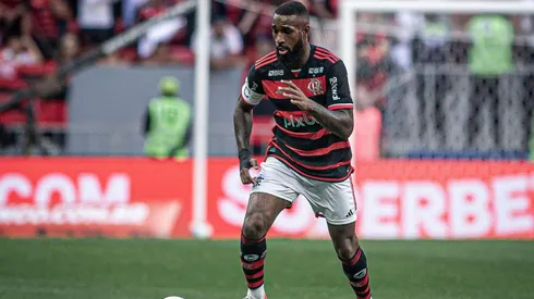 Gerson carrega a bola durante o confronto entre Flamengo e Criciúma no Brasileirão. (Associated Press / Alamy Stock Photo)
