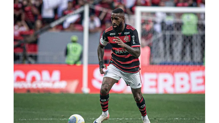 Gerson carrega a bola durante o confronto entre Flamengo e Criciúma no Brasileirão. (Associated Press / Alamy Stock Photo)