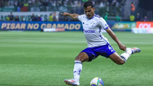 Kaiki em ação durante o confronto entre Palmeiras e Cruzeiro no Brasileirão. (AGIF / Alamy Stock Photo)