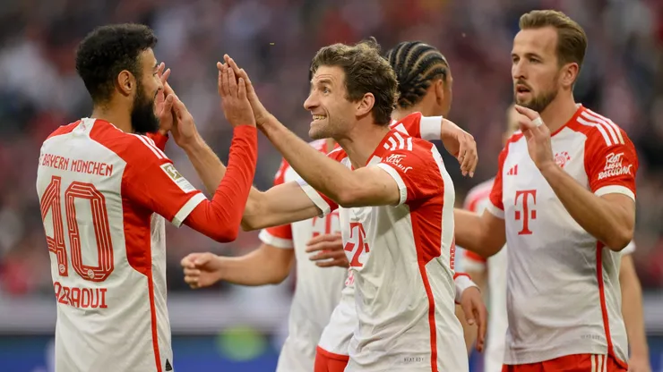Mazraoui, Müller e Kane pelo Bayern de Munique (Photo by Sebastian Widmann/Getty Images)
