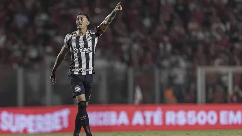 Diego Pituca orienta seus companheiros durante a partida entre Vila Nova e Santos, na Série B. (Associated Press / Alamy Stock Photo)