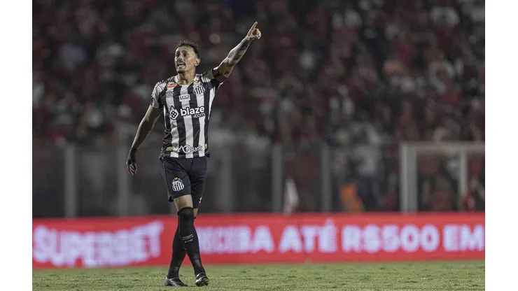 Diego Pituca orienta seus companheiros durante a partida entre Vila Nova e Santos, na Série B. (Associated Press / Alamy Stock Photo)