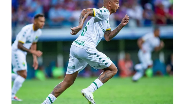 Deyverson em ação durante o confronto entre Bahia e Cuiabá, no Brasileirão. (Sipa US / Alamy Stock Photo)
