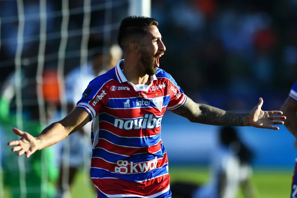 Juan Martin Lucero comemora gol marcado pelo Fortaleza na decisão da Sul-Americana 2023. (Photo by Marcelo Endelli/Getty Images)