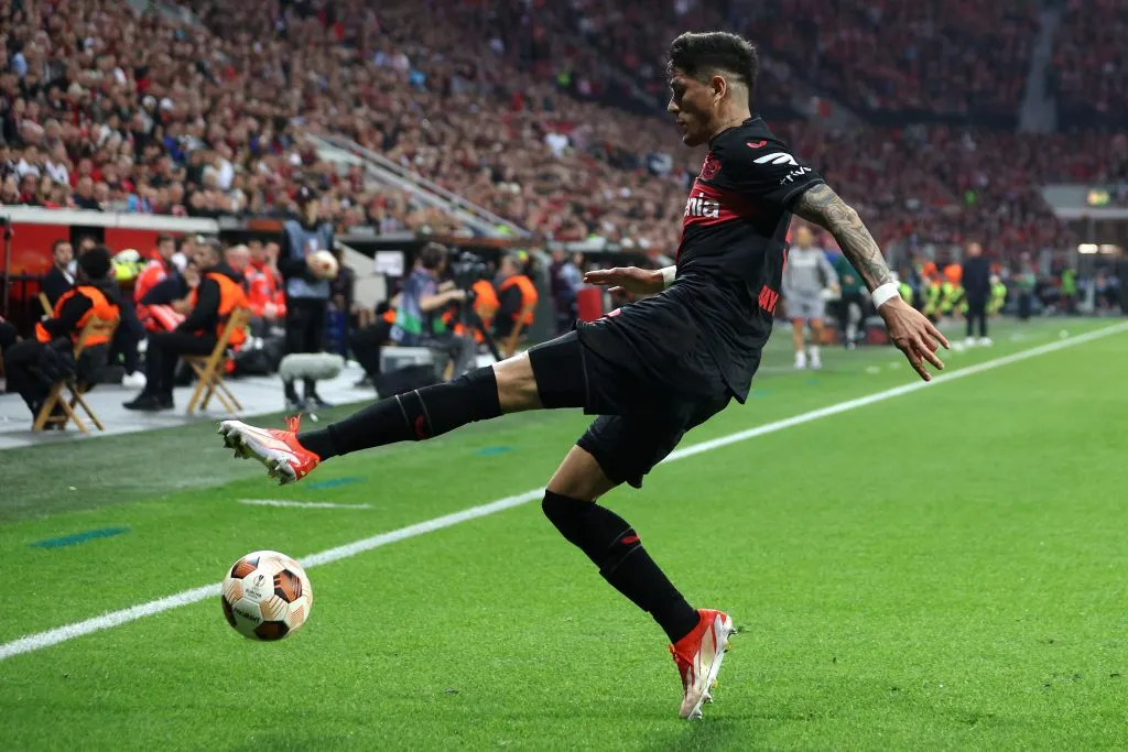 Piero Hincapié pelo Bayer Leverkusen. (Photo by Dean Mouhtaropoulos/Getty Images)