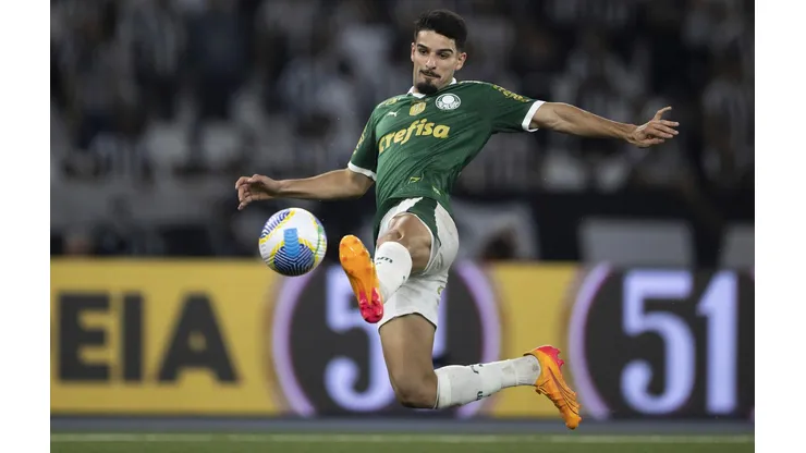 Flaco Lopez tenta alcançar a bola durante o confronto entre Botafogo e Palmeiras no Brasileirão. (Associated Press / Alamy Stock Photo)