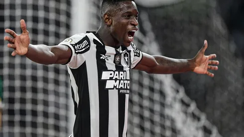 Luiz Henrique comemora sua assistência na partida entre Botafogo e Palmeiras, no Brasileirão. (Associated Press / Alamy Stock Photo)