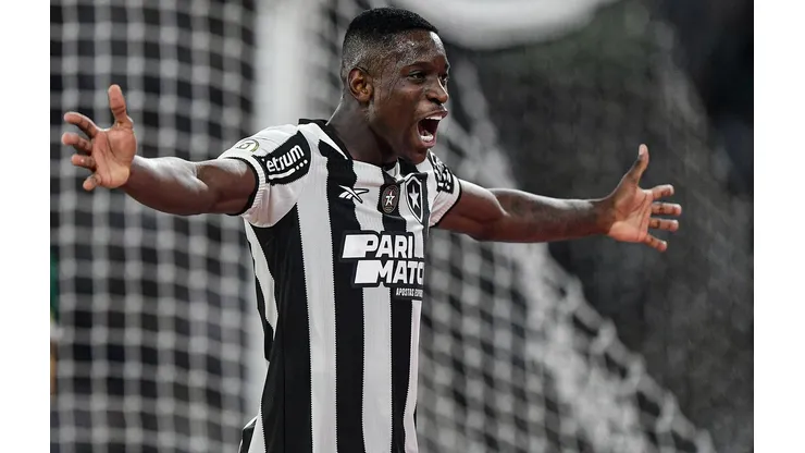Luiz Henrique comemora sua assistência na partida entre Botafogo e Palmeiras, no Brasileirão. (Associated Press / Alamy Stock Photo)