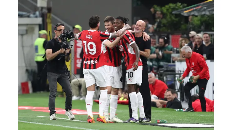 Em encerramento da temporada passada, atletas do Milan abraçam técnico Stefano Pioli (Foto: Marco Luzzani/Getty Images)